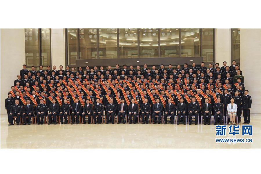 9月22日，“熱血鑄劍·丹心衛(wèi)民”全國公安百佳刑警推選活動揭曉儀式在北京舉行。中共中央政治局委員、中央政法委書記孟建柱會見當(dāng)選民警并觀看揭曉儀式。國務(wù)委員、公安部部長郭聲琨參加會見并觀看揭曉儀式。新華社記者 殷剛 攝