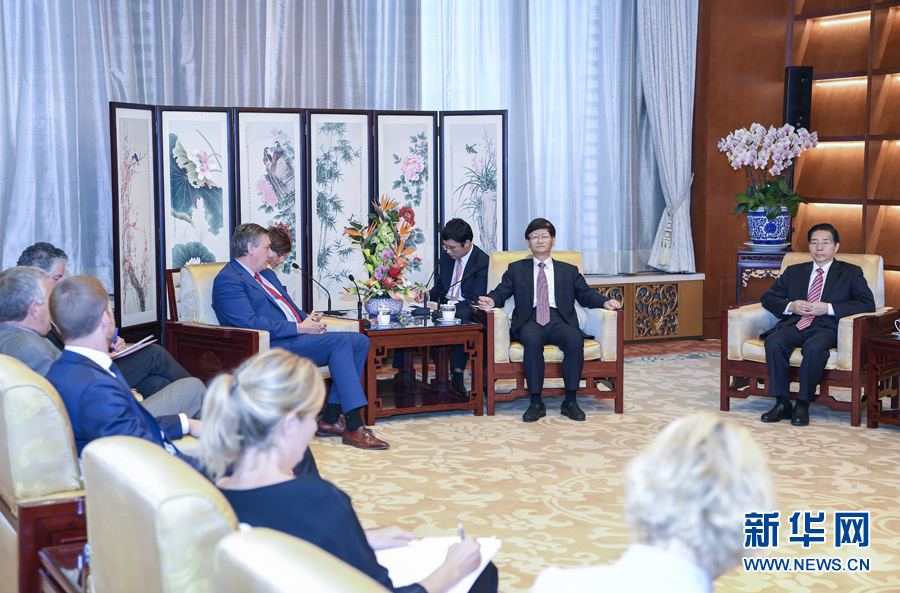 9月26日，中共中央政治局委員、中央政法委書記孟建柱在北京會(huì)見來華出席國際刑警組織第86屆全體大會(huì)的比利時(shí)副首相兼內(nèi)政大臣讓邦。國務(wù)委員、公安部部長郭聲琨參加有關(guān)會(huì)見。新華社記者 張領(lǐng) 攝