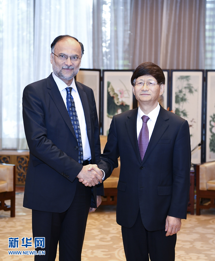 9月26日，中共中央政治局委員、中央政法委書記孟建柱在北京會(huì)見來華出席國際刑警組織第86屆全體大會(huì)的巴基斯坦內(nèi)政部長伊克巴爾。新華社記者 張領(lǐng) 攝