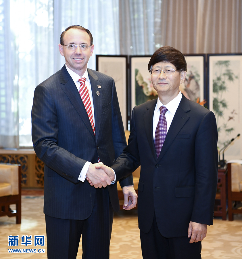9月26日，中共中央政治局委員、中央政法委書記孟建柱在北京會(huì)見來華出席國際刑警組織第86屆全體大會(huì)的美國司法部常務(wù)副部長羅森斯坦。新華社記者 張領(lǐng) 攝