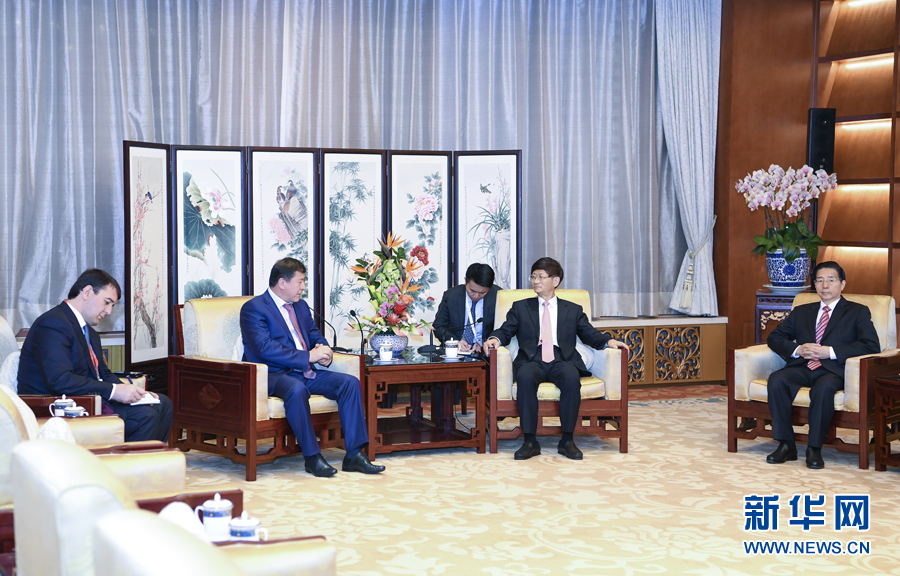 9月26日，中共中央政治局委員、中央政法委書記孟建柱在北京會(huì)見來華出席國際刑警組織第86屆全體大會(huì)的塔吉克斯坦內(nèi)務(wù)部長拉希姆佐達(dá)。國務(wù)委員、公安部部長郭聲琨參加有關(guān)會(huì)見。新華社記者 張領(lǐng) 攝