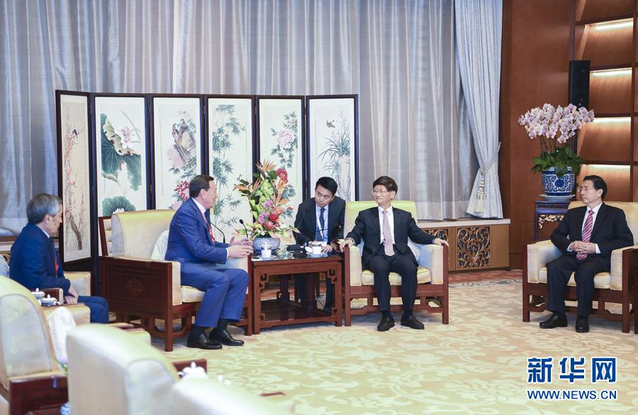 9月26日，中共中央政治局委員、中央政法委書記孟建柱在北京會(huì)見來華出席國際刑警組織第86屆全體大會(huì)的哈薩克斯坦內(nèi)務(wù)部長卡西莫夫。國務(wù)委員、公安部部長郭聲琨參加有關(guān)會(huì)見。新華社記者 張領(lǐng) 攝