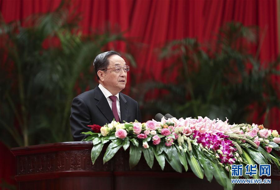 9月28日，全國政協(xié)辦公廳、中共中央統(tǒng)戰(zhàn)部、國務(wù)院僑辦、國務(wù)院港澳辦、國務(wù)院臺辦在北京人民大會堂聯(lián)合舉行國慶招待會。中共中央政治局常委、全國政協(xié)主席俞正聲與2800多名港澳臺僑各界代表歡聚一堂，慶祝中華人民共和國成立68周年。這是俞正聲在招待會上致辭。新華社記者 龐興雷 攝
