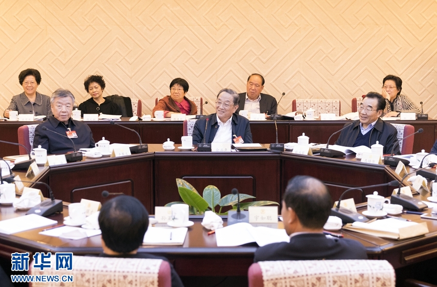 10月30日，政協(xié)第十二屆全國委員會常務(wù)委員會第二十三次會議舉行分組討論，與會人員圍繞深入學(xué)習(xí)貫徹中共十九大精神認真討論，積極建言獻策。全國政協(xié)主席俞正聲參加討論。新華社記者 丁海濤 攝