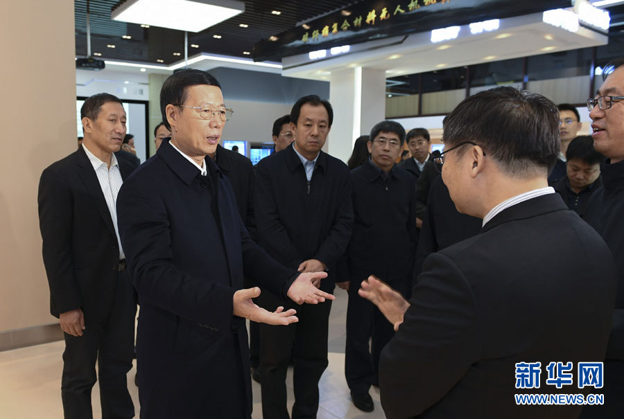 11月14日至15日，國務(wù)院副總理張高麗在黑龍江調(diào)研。這是11月14日，張高麗到黑龍江工業(yè)技術(shù)研究院成果展示中心，了解產(chǎn)學(xué)研結(jié)合推動(dòng)創(chuàng)新發(fā)展情況。 新華社記者 高潔 攝
