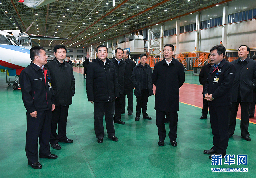 11月14日至15日，國務(wù)院副總理張高麗在黑龍江調(diào)研。這是11月14日，張高麗到哈爾濱飛機(jī)工業(yè)集團(tuán)有限責(zé)任公司了解國有老企業(yè)轉(zhuǎn)型升級(jí)情況。 新華社記者 高潔 攝