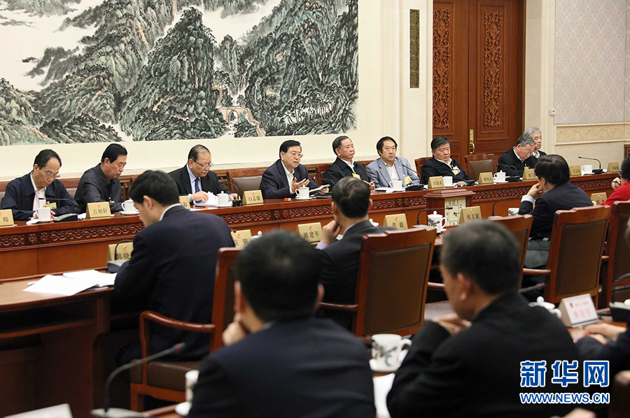 12月23日，十二屆全國(guó)人大常委會(huì)第三十一次會(huì)議舉行分組會(huì)議，審議監(jiān)察法草案二次審議稿等。張德江委員長(zhǎng)參加審議。 新華社記者劉衛(wèi)兵攝