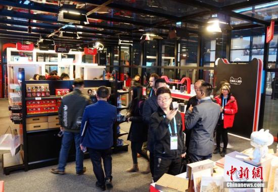 走進(jìn)&ldquo;互聯(lián)網(wǎng)之光&rdquo;博覽會(huì)，無(wú)人超市是本次展會(huì)最大的熱點(diǎn)，顧客可用二維碼進(jìn)入超市，實(shí)現(xiàn)全自動(dòng)購(gòu)物。