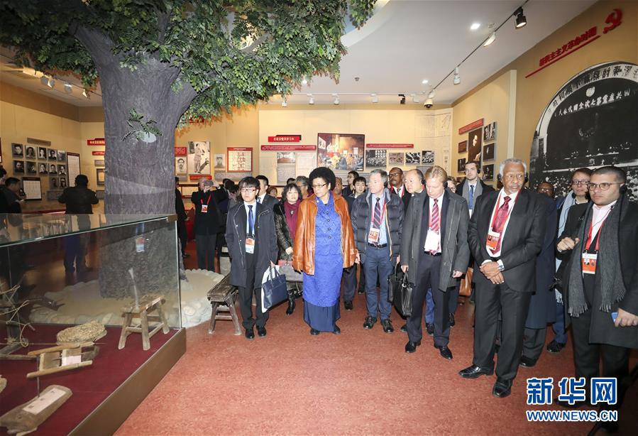 （新華全媒頭條&middot;圖文互動(dòng)）（4）全黨來一個(gè)大學(xué)習(xí)&mdash;&mdash;新時(shí)代中國(guó)共產(chǎn)黨人的理論自覺