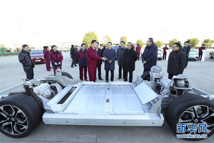 1月9日至10日，國(guó)務(wù)院副總理張高麗在安徽調(diào)研推動(dòng)長(zhǎng)江經(jīng)濟(jì)帶發(fā)展工作。這是1月9日，張高麗在江淮汽車股份有限公司了解企業(yè)生產(chǎn)經(jīng)營(yíng)和參與國(guó)際產(chǎn)能合作情況。新華社記者 龐興雷 攝