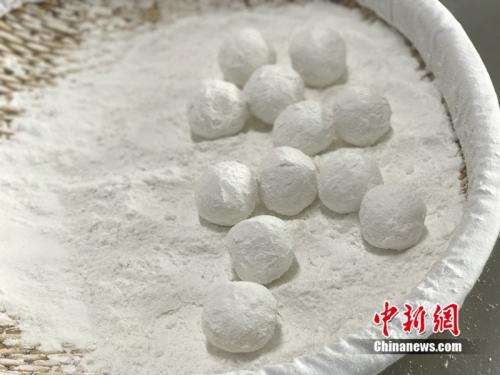 制作元宵時，首先要將餡料做好，沾上水，再投進盛滿糯米粉的笸籮內(nèi)搖。<a target='_blank'  ><p  align=