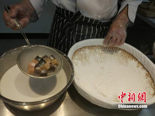 制作元宵時，首先要將餡料做好，沾上水，再投進盛滿糯米粉的笸籮內(nèi)搖。<a target='_blank'  ><p  align=