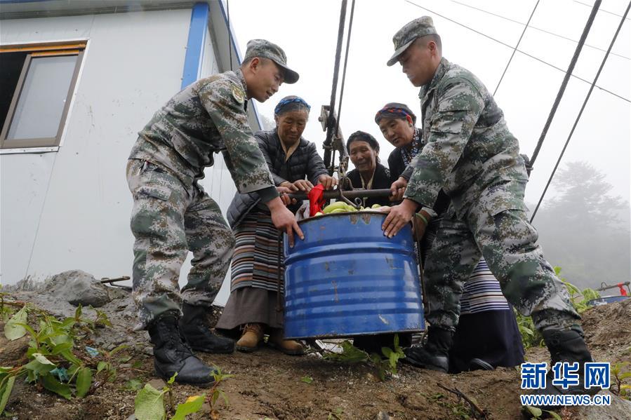 （圖文互動）（2）特寫：&ldquo;八一&rdquo;禮物，飛向云端哨所