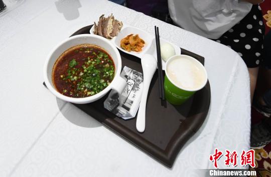 圖為&ldquo;環(huán)西部火車游Y667/8次&rdquo;列車上推出蘭州牛肉面套餐，套餐38元，有一碗牛肉面、一碟牛肉、一個雞蛋、一份小菜、一份甜胚子?！钇G敏 攝