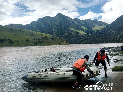 管護(hù)員久美扎西（右）和朋友正準(zhǔn)備將皮劃艇抬上岸。