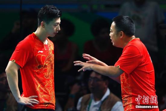 圖為教練劉國梁在場邊指導(dǎo)。<a target='_blank'  ><p  align=