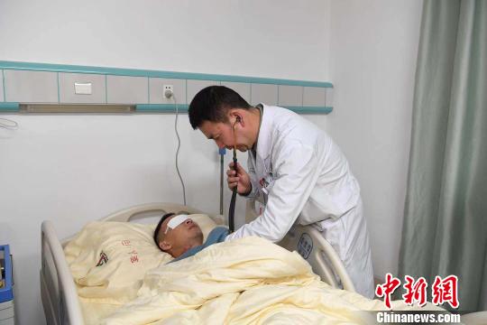 圖為醫(yī)生為杜富國檢查?！⌒が?攝