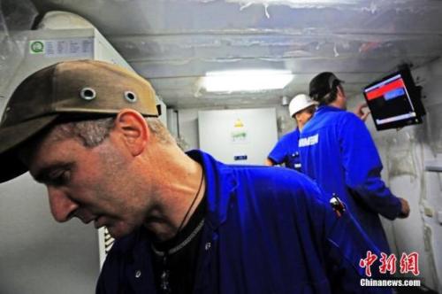 中國(guó)造船廠里的外籍員工。 李風(fēng) 攝