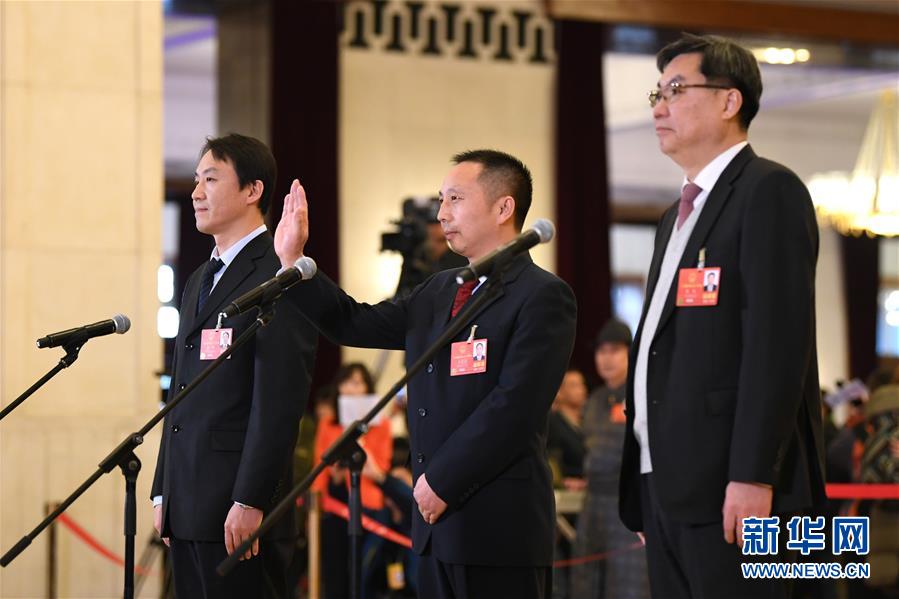 （兩會(huì)·人大開(kāi)幕）（13）全國(guó)人大代表接受采訪(fǎng)