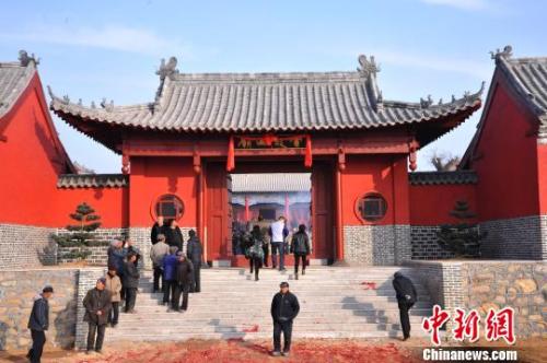 資料圖：元旦小長(zhǎng)假期間，威海南海新區(qū)云龍山上舉辦新年廟會(huì)?！⒉?攝