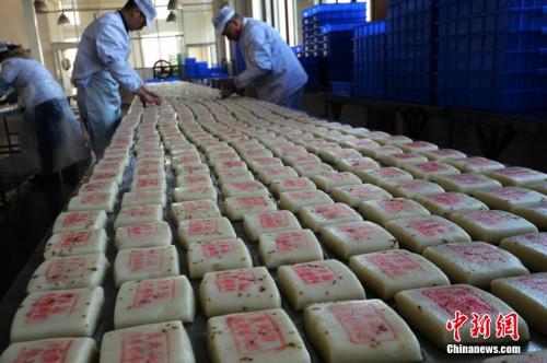 資料圖：師傅們?cè)诎阎谱骱玫墓鸹ㄌ悄旮鈹[放整齊。王思哲 攝