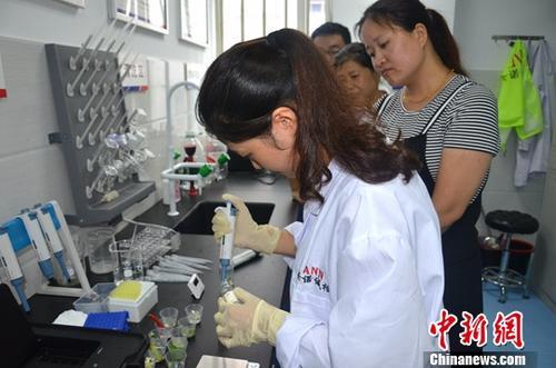 資料圖：工作人員根據(jù)消費者要求現(xiàn)場檢驗，共筑食品安全。<a target='_blank' ><p  align=