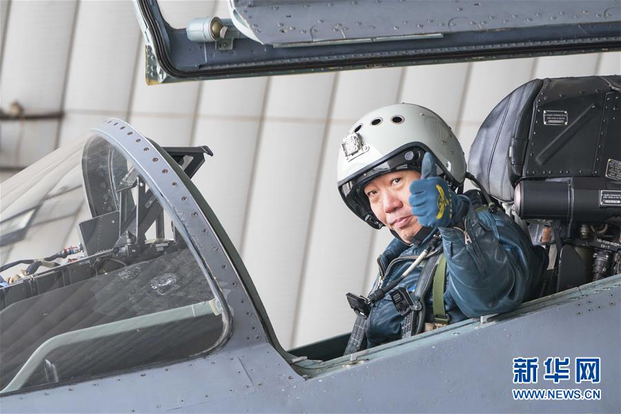 （新華全媒頭條·圖文互動(dòng)）（4）戰(zhàn)鷹，為祖國(guó)奮飛——記空軍航空兵某旅旅長(zhǎng)、特級(jí)飛行員郝井文