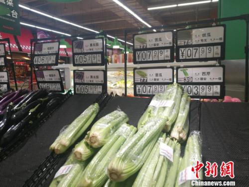 圖為超市里的蔬菜攤。正值晚間，一些菜已被人們買空。 謝藝觀 攝