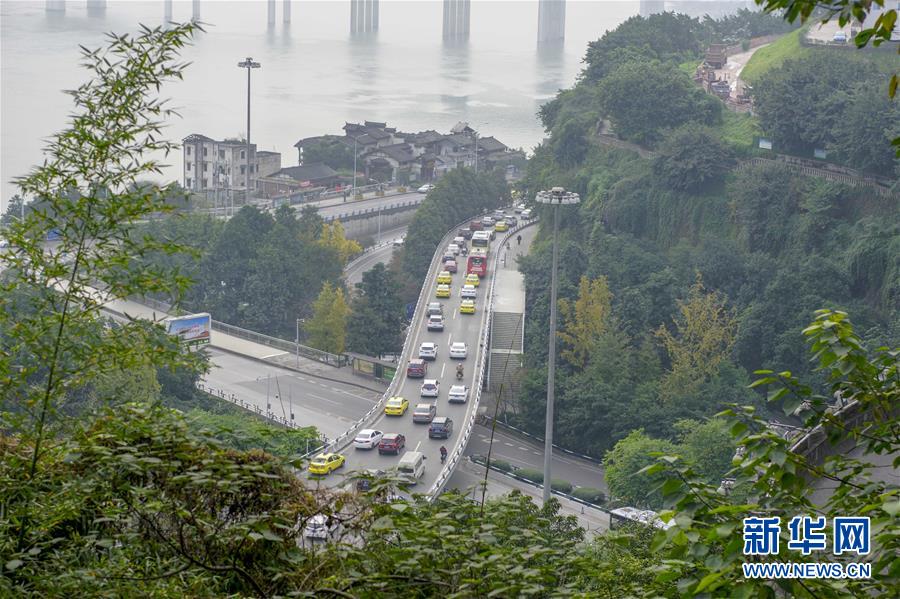 （在習(xí)近平新時代中國特色社會主義思想指引下&mdash;&mdash;新時代新作為新篇章&middot;圖文互動）（9）激活新動能 崛起新高地 塑造山水城&mdash;&mdash;重慶推動高質(zhì)量發(fā)展觀察