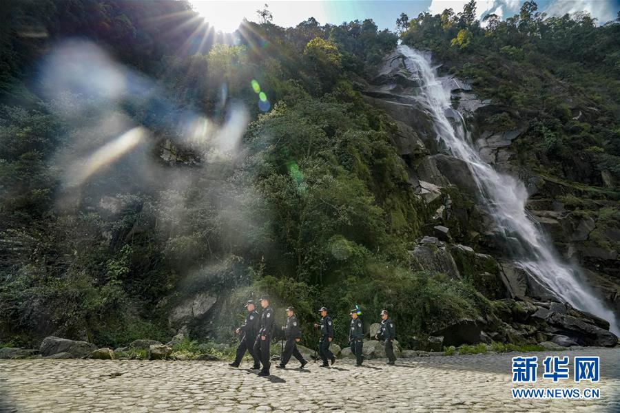 (愛國情 奮斗者·圖文互動)(3)警民情深——記云南貢山縣獨(dú)龍江鄉(xiāng)邊境派出所