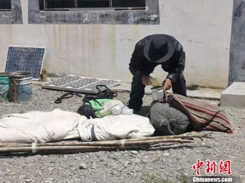 圖為黨確桑布展示以前巡邊時要帶的東西。 謝藝觀 攝