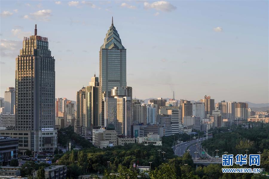 (壯麗70年·奮斗新時(shí)代——共和國(guó)發(fā)展成就巡禮·圖文互動(dòng))(1)旭日映天山 邊疆展新顏——新中國(guó)成立70年新疆改革發(fā)展巡禮