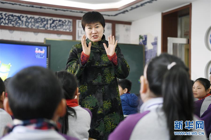 （兩會&middot;圖片故事）（5）全國人大代表馬恒燕：讓城鄉(xiāng)學生共享&ldquo;互聯(lián)網(wǎng)+教育&rdquo;優(yōu)質(zhì)資源