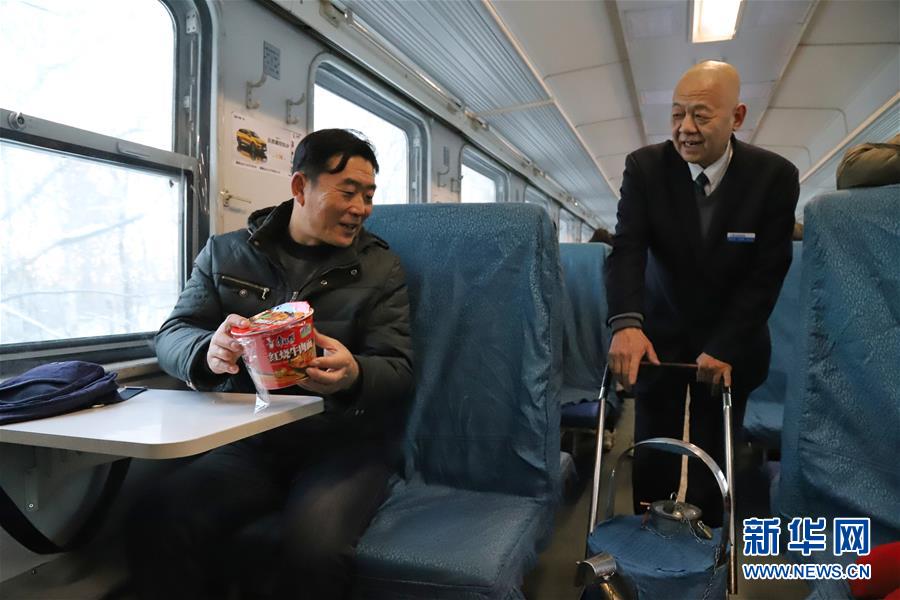（新春走基層·圖文互動(dòng)）（1）小康路上，與“小慢車”同行——長(zhǎng)白山區(qū)綠皮火車二三事