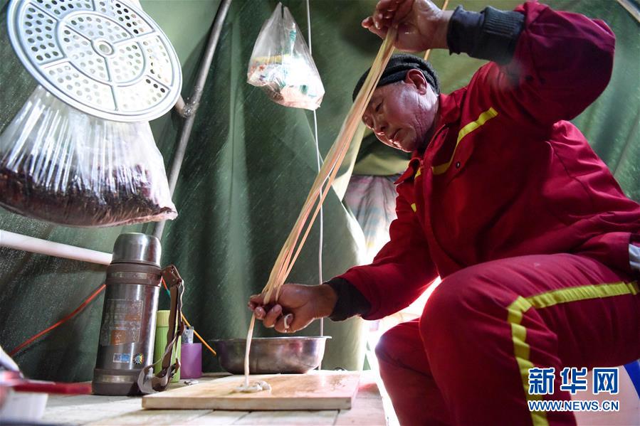 （新春走基層&middot;圖文互動(dòng)）（7）大漠中，一頂帳篷守歲五年