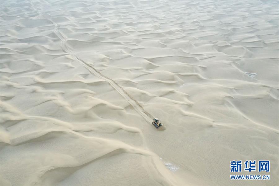（新春走基層·圖文互動）（2）特寫：與車為伴，獨(dú)行沙海
