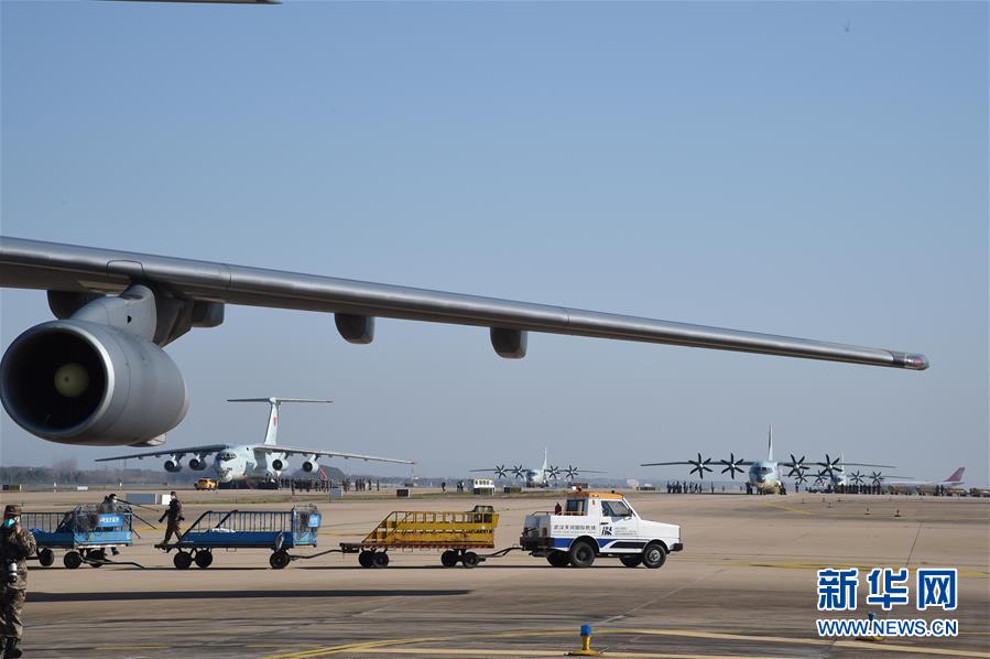（聚焦疫情防控&middot;圖文互動）（4）空軍第四次向武漢大規(guī)?？者\醫(yī)療隊員和物資