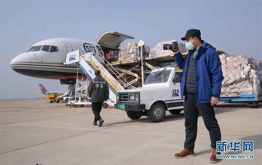 （新華全媒頭條配圖&middot;圖文互動(dòng)）（9）戰(zhàn)&ldquo;疫&rdquo;的一天&mdash;&mdash;新華社記者直擊湖北保衛(wèi)戰(zhàn)