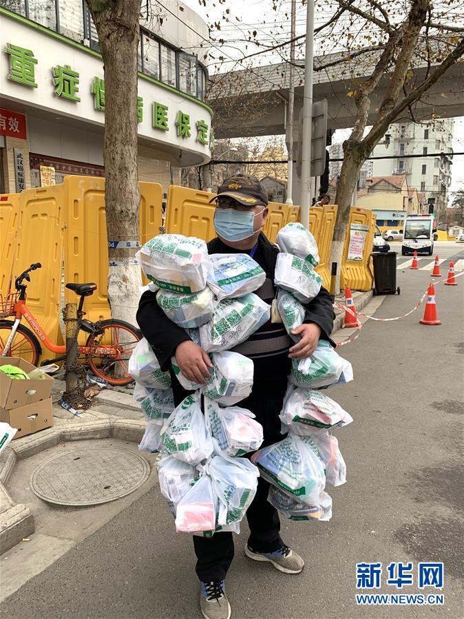 （新華全媒頭條·圖文互動）（1）守望相助，堅忍不拔——致敬武漢戰(zhàn)“疫”中千千萬萬個平凡英雄