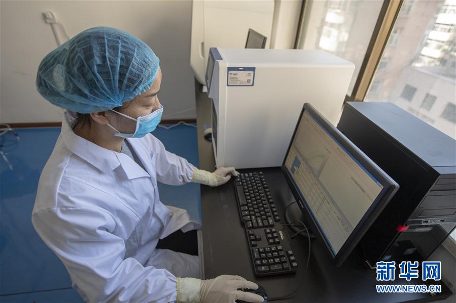 (一線抗疫群英譜·圖文互動(dòng))(2)“90后”檢驗(yàn)員張慧變:每個(gè)樣本都是一份沉甸甸的責(zé)任