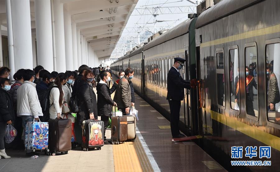 (新華全媒頭條·圖文互動(dòng))(2)暢通復(fù)工復(fù)產(chǎn)“生命線”——全國恢復(fù)正常交通運(yùn)輸秩序