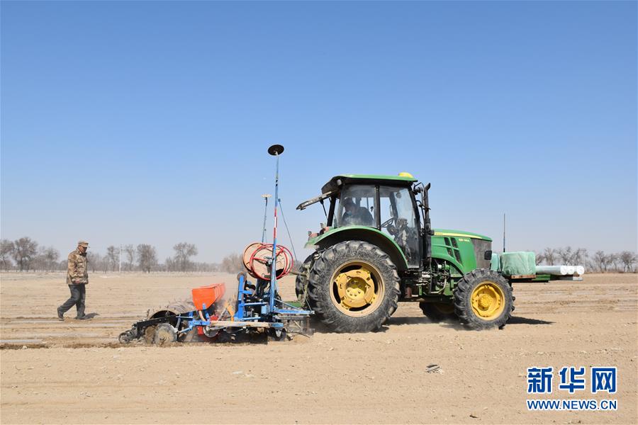 （抓好春耕備耕 穩(wěn)住農(nóng)業(yè)生產(chǎn)&middot;圖文互動）（1）&ldquo;智慧春耕&rdquo;助力新疆春播