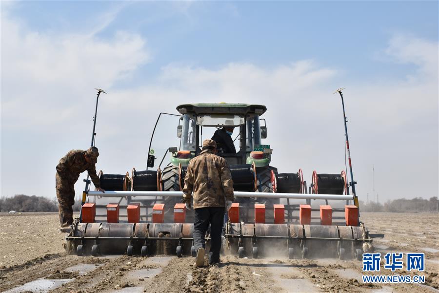 （抓好春耕備耕 穩(wěn)住農(nóng)業(yè)生產(chǎn)&middot;圖文互動）（3）&ldquo;智慧春耕&rdquo;助力新疆春播