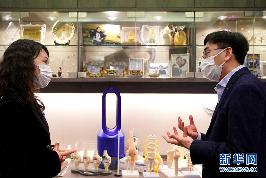 （香港故事&middot;圖文互動(dòng)）（2）從&ldquo;非典&rdquo;到新冠，一位香港醫(yī)生親歷的兩次抗疫