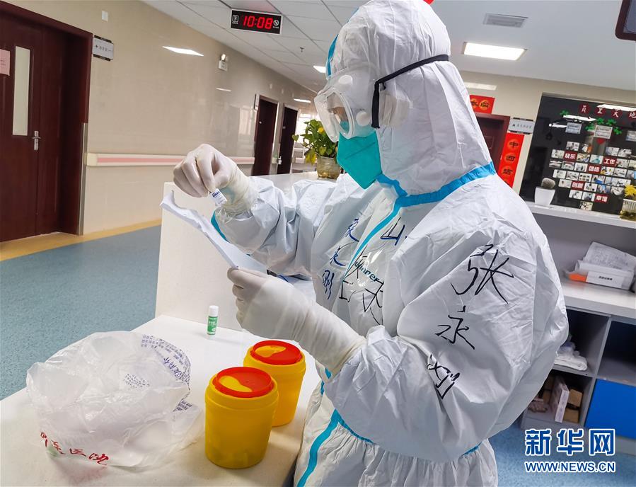 (一線抗疫群英譜·圖文互動(dòng))(2)護(hù)師張永剛:換一個(gè)“戰(zhàn)場(chǎng)”去戰(zhàn)斗