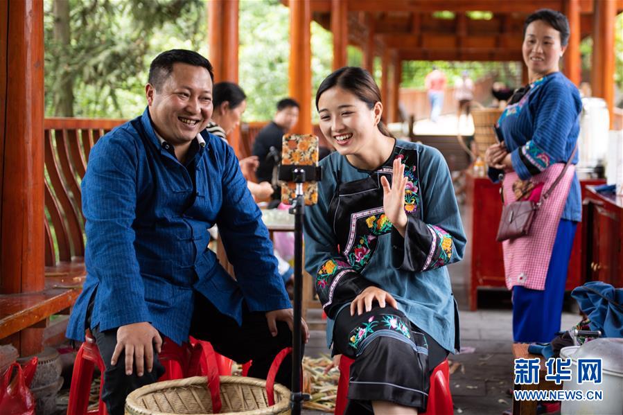 （新華全媒頭條·走向我們的小康生活·圖文互動）（10）那山，那人，那苗寨——十八洞村三代人的奮斗史