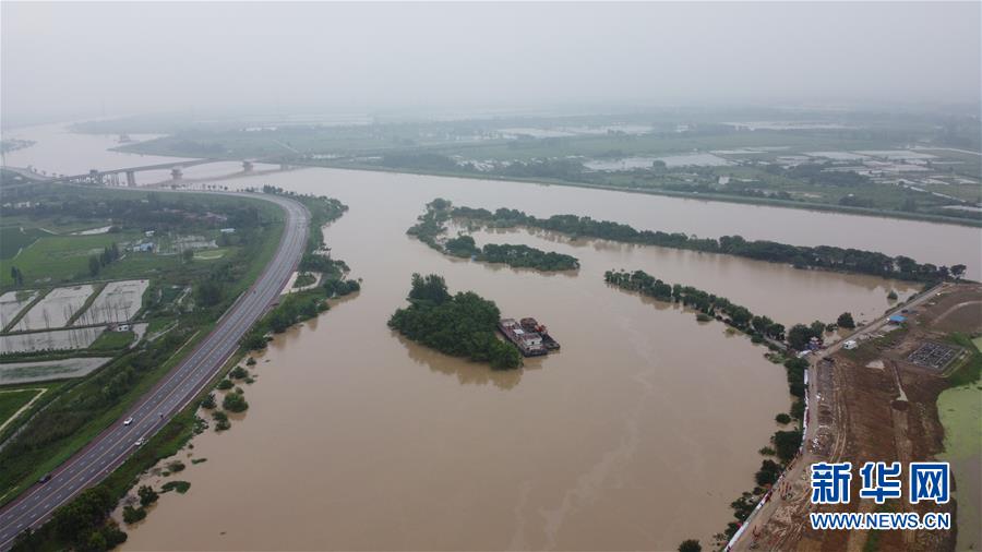 （防汛抗洪·圖文互動(dòng)）（1）洪水來(lái)襲，銅鑼聲在千年古鎮(zhèn)的雨夜響起