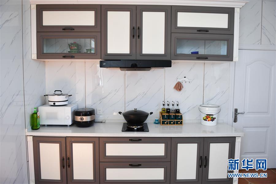 （走向我們的小康生活&middot;圖文互動(dòng)）（7）草原有了網(wǎng)，手機(jī)能放羊&mdash;&mdash;看呼倫貝爾大草原牧民生活變了樣 