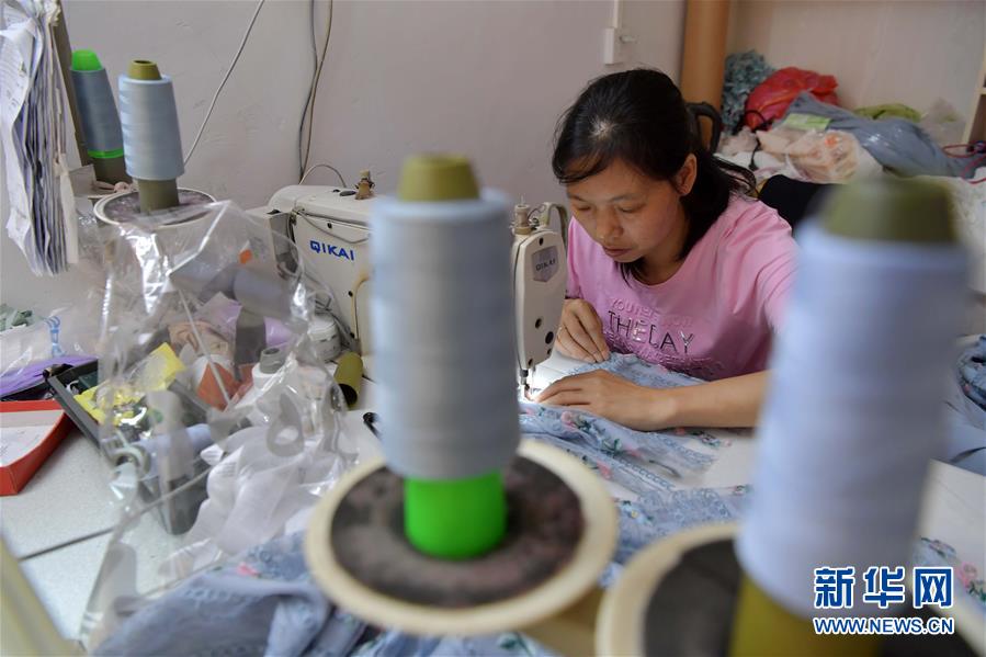 （走向我們的小康生活·圖文互動）（2）“一件衣裳”，藏著脫貧致富新天地