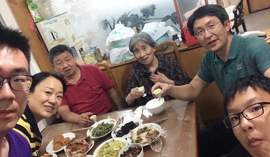 10月1日，留學(xué)生李天力（左一）在老家淄博的親戚家中與親人一起吃晚飯，共度中秋